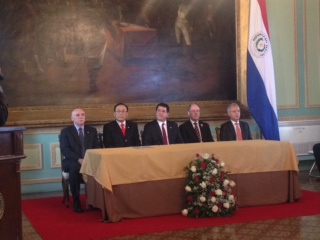 簽署儀式中卡提斯總統(中)與羅依沙卡外長(左一)、劉大使德立(左二)、納普斯部長(右二)及羅哈斯部長(右一)合影