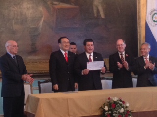 卡提斯總統與劉大使德立