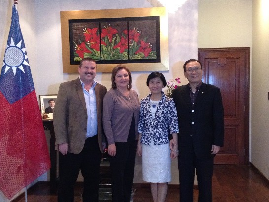 駐巴拉圭劉大使德立夫婦與巴拉圭眾議長拉米雷斯伉儷合影