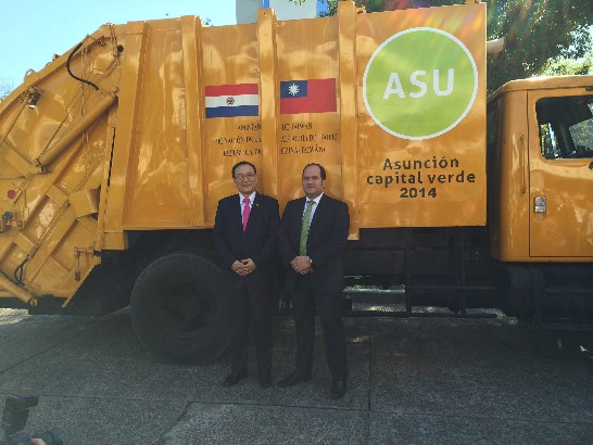 劉大使與巴京市長沙馬涅戈（Arnaldo Samaniego）共同主持由我捐贈之2輛汰舊垃圾車贈交儀式