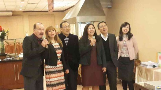 劉大使德立夫婦與巴國防部長索多伉儷（左ㄧ、二）卡拉OK歡唱