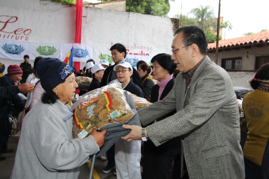 劉大使德立夫婦與慈濟師姐共同發放物資予水患災民
