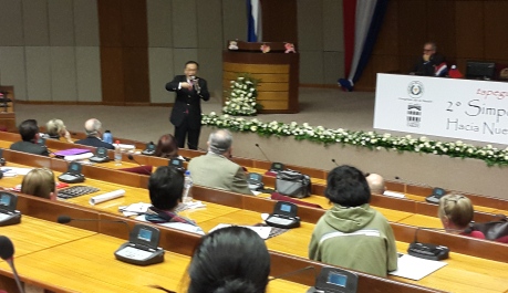 劉大使德立介紹「中國傳統節慶」，與會者聚精會神聽講