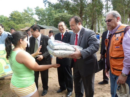 駐巴拉圭劉大使德立與代理總統艾法拉發放我人道物資濟助水患災民，急難部長駱阿及亞松森市長沙馬涅哥陪同