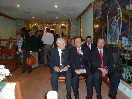 劉大使德立與巴國副總統艾法拉(右)及「中巴工商協會」榮譽主席貝尼提斯(左)出席祈福彌撒