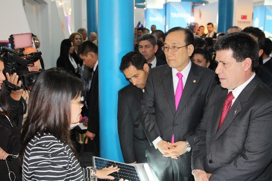 劉大使陪同巴拉圭總統至會場逐一參觀台灣產品