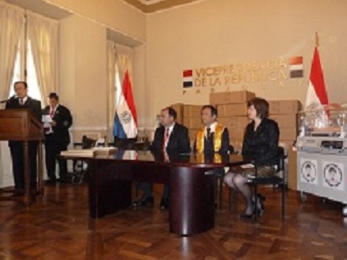 駐巴拉圭劉大使德立致詞，左座一為艾法拉副總統，中為宋會長永金，右為衛生部次長。