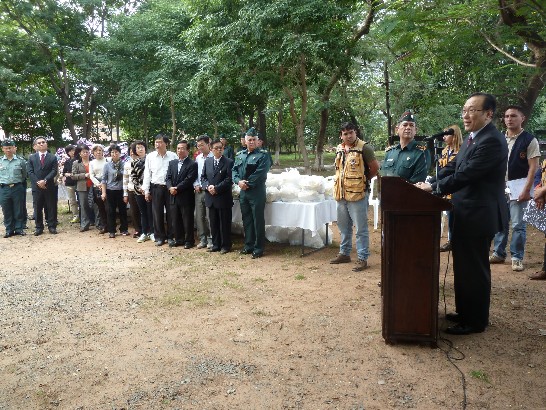 劉大使德立於發放物資前致詞，巴三軍總司令賴米雷斯陪同（講台右方）。