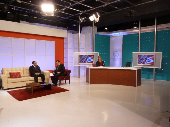 劉大使德立接受巴拉圭「公共電視臺」午間新聞現場專訪情形
