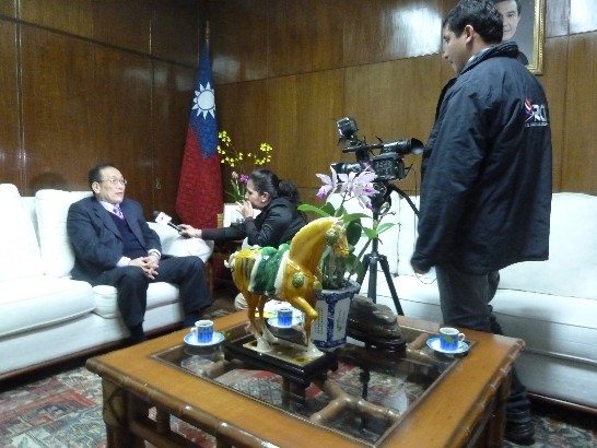 劉大使德立接受巴拉圭「第二電視臺」新聞節目專訪情形