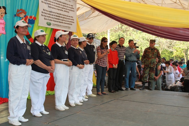 劉大使德立夫婦與巴國三軍總司令賴米雷斯（Jorge Ramírez）伉儷、陸軍第ㄧ師師長Derlis Cáceres（右ㄧ）及慈濟基金會代表共同參與為水患災童舉辦之慶祝兒童節活動