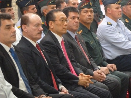 卡提斯總統(中)、國防部長索多（左二）、體育部長貝齊（左一）、三軍總司令賴米雷斯（右二）及劉大使德立出席啟用儀式