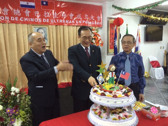 劉大使與華僑協會總會陳理事長三井及巴拉圭分會首屆會長朱榮卿共同為分會成立切蛋糕