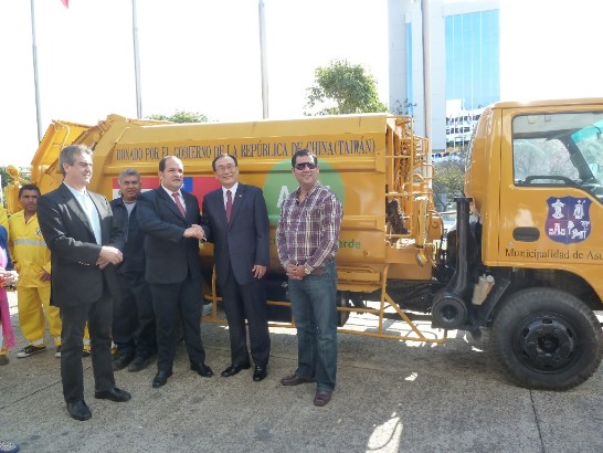 劉大使與巴京市長沙馬涅戈（Arnaldo Samaniego）及巴京市議員Yamil Esgaib、市議員Martín Arévalo於我捐贈之汰舊整檢垃圾車前合影