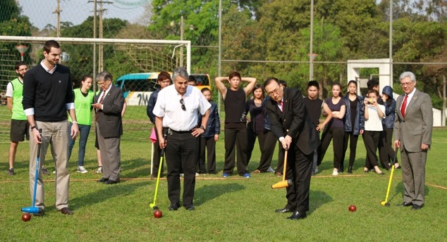 劉大使德立（右二）與國立亞大貝拉達校長（右一）及巴奧會副主席Roberto Escobar（左二）等共同主持木球友誼賽開球儀式。