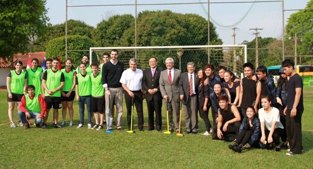劉大使德立（中立者）與木球友誼賽球員合影