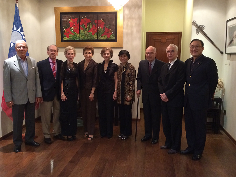 劉大使夫婦與巴國4位前外長Carlos Augusto Saldívar、Rodney Elpidio Acevedo伉儷、Dido Florentín伉儷及José Antonio Moreno Ruffinelli伉儷合影