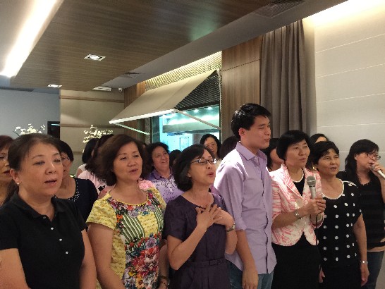 婦聯會巴拉圭分會顧主任委員文瑩偕分會會員歡樂高唱