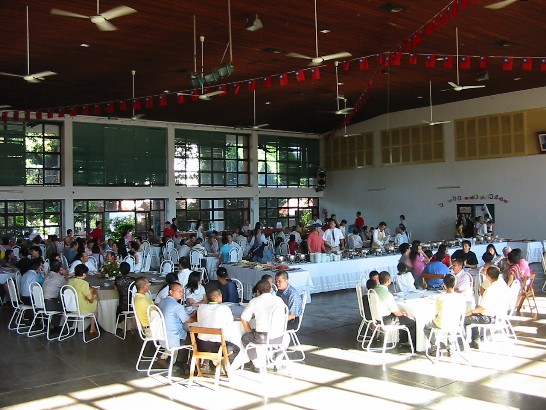 我國旅巴僑胞於2007年元旦升旗典禮後，於中正僑校大禮堂內參加一年一度的全僑早餐餐敘。