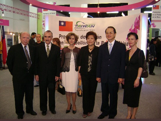 我國廠商參加「2008巴國商展」活動，我駐巴國胡大使及夫人蒞臨「中華民國（台灣）館」參觀。