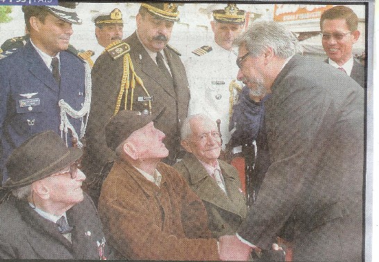 盧戈總統向參加寶蓋隆戰役英雄致意,右一為黃大使