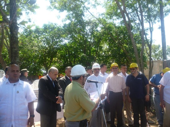 黃大使陪同盧戈總統參加總統府社會行動部於Saladilla興建70戶平民住宅開工儀式