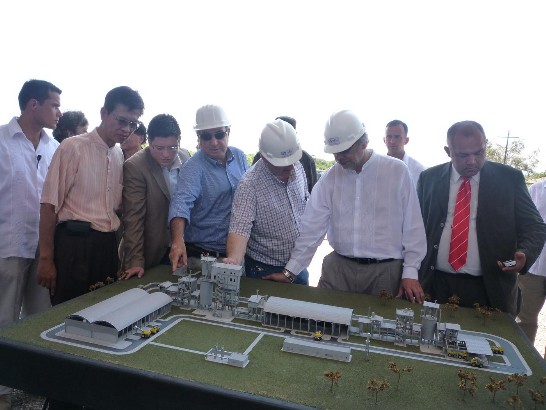 黃大使陪同盧戈總統參觀新建水泥廠模型