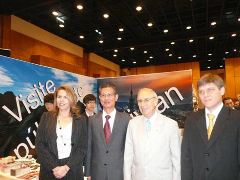 巴拉圭觀光部長葛萊梅（Liz Cramer）（前左一）、黃大使聯昇（前左二）暨巴拉圭工商部長瑞巴斯（Francisco Rivas）（前左三）等人參觀駐巴拉圭大使館攤位。