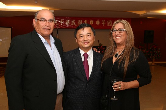 東方市政府文化局長Magda Gómez（右）暨夫婿代表市長參加100年國慶酒會