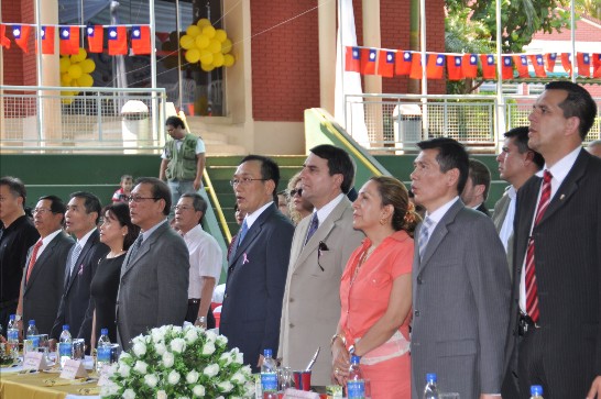 東方市中華會館辦理慶祝中活民國建國101年國慶活動，駐巴拉圭劉大使德立陪同巴國總統佛郎哥出席