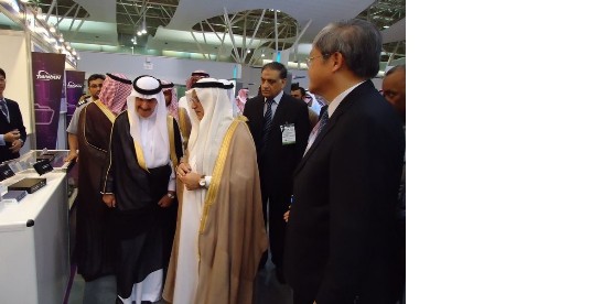 趙代表向沙國經濟企劃部部長Khaled bin Mohammed Al-Gosaibi推薦我國資訊產品