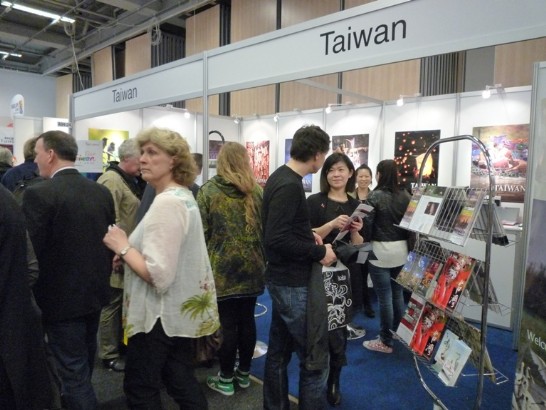 People visiting Taiwan’s stand at TUR 2012. 