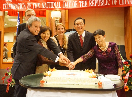 Ambassador Lee cutting cake with the guests.