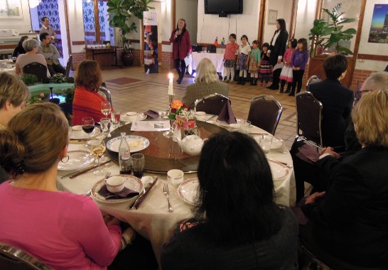Children singing Chinese songs