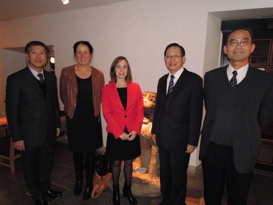 Ambassador Lee (second from right) together with Boriana Åberg (third from right) and Lotta Olsson (fourth from right), members of parliament, at the opening of the exhibition.
