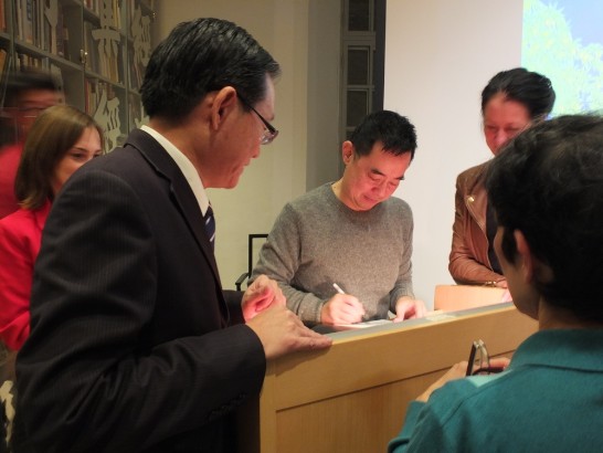 Jimmy Liao meets Boriana Åberg (vänster) and Lotta Olsson (höger), members of parliament, at the signing for his book.