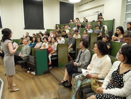 The head of Chinese department at Stockholm International Library Cindy Kuang makes a speech. 