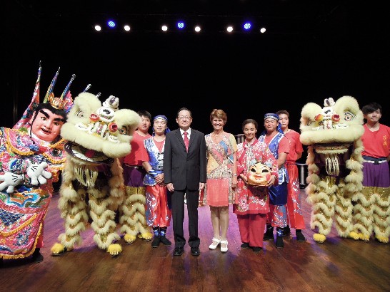 Representative Leo C.J. Lee and MP Yvonne Andersson posing with Team Win Lion Dance Theater.