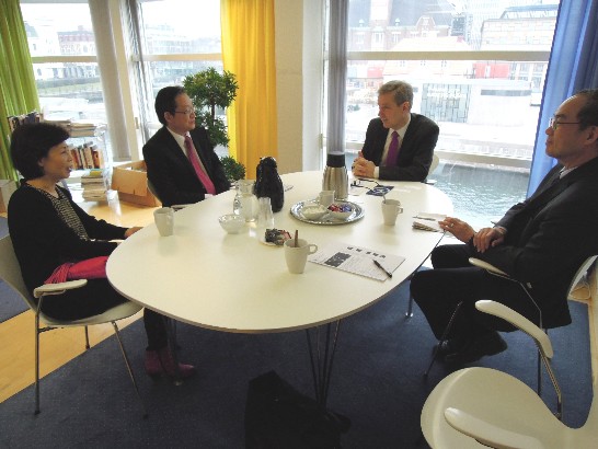 Ambassador Lee in discussion with Stephan Müchler, President of the Chamber of Commerce in Malmö.