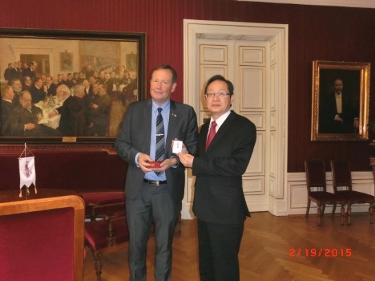 Ambassador Lee and Kent Andersson, Mayor of Malmö, exchange gifts.