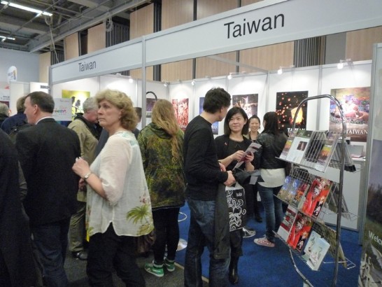 我國展館提供觀眾旅遊資料並介紹台灣旅遊行程。