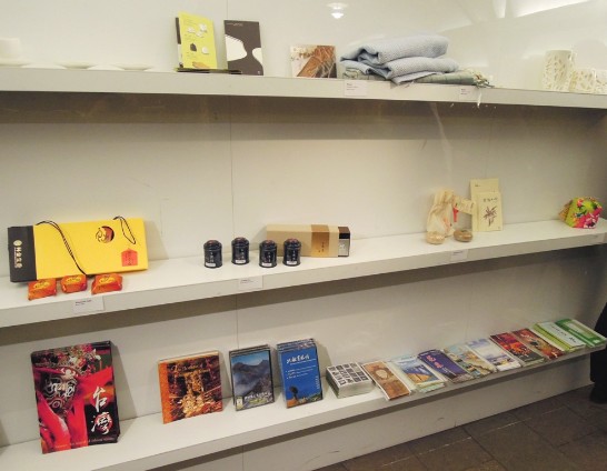 「2013台灣日」展出台灣伴手禮茶、米、鳳梨酥等，並提供觀光旅遊資訊。