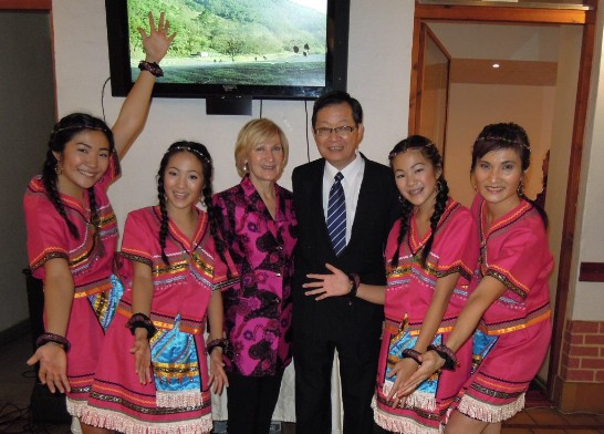 「台灣之夜」李大使澄然(右3)、國際婦女會主席Pirjo Axelson-Johnson(右4)與原住民舞蹈合影。