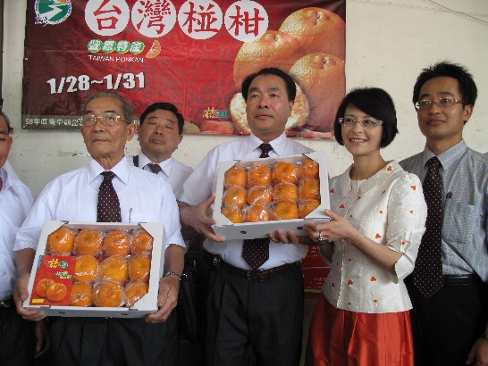 Representative Vanessa Shih (second from right) with delegation members from Taichung Fengyuan Farmers' Association attend Taiwanese ponkan promotion activity on January 28, 2010. (First from left: Chiang Chiu-kuei, Chairman of Taichung Fengyuan Farmers' Association.)