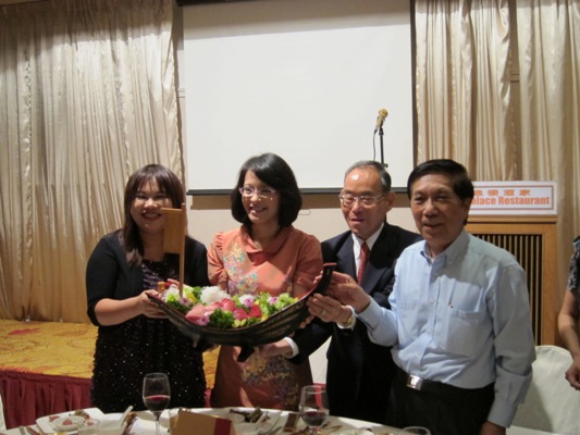 and Ms. Hung Huei Huei, Chief Executive Officer of Tuna House Trading Company, Limited (1st from left) showing the use of the ultra-low temperature frozen tuna in a delightful and tasty sashimi dish, 25 Oct 2011.