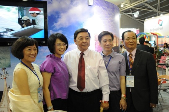 As well as with General Manager of Sunshinehongthai Travel Service, Mr. Fu Chung-Ling (2nd right), and Chairman of Hotel &amp; Travel International Marketing Association R.O.C, Mr. Su Chien-Liang (1st right)