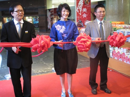 Representative Shih (centre) with Mr. T.C. Lim (left), Managing Director of Isetan and Deputy Director Yao Chih-Wang, Department of Agriculture, Ping Tung County Government, cutting ribbons at the opening ceremony of the "Taiwan Food Fair" at Isetan Scotts Supermarket, 8 April, 2011.