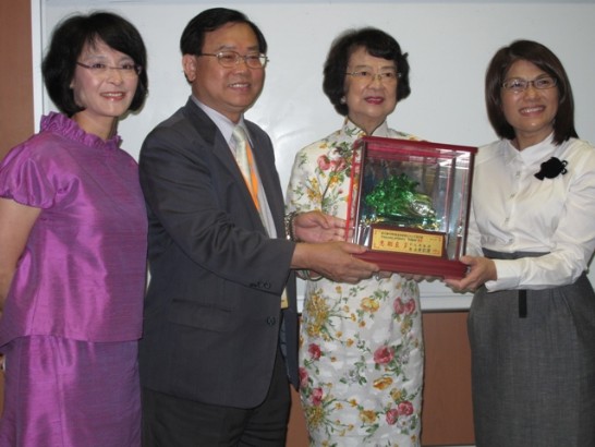 Mdm Wee Bee Hoon, Chairperson of Board of Directors of Nanyang Kindergarten, Nanyang Primary School and Nanyang Girls’ High School and Mrs. Lee Hui Feng, principal of Nanyang Primary School on stage for the presentation of token of appreciation, 3 May 2011.