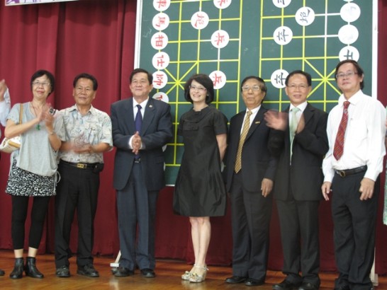 Overseas Compatriot Affairs Commissioner, Chung Shih-Da (3rd right), and United Chinese Library Chairman, Chang Chen Hsien (2nd right), 19 Jun 2011.