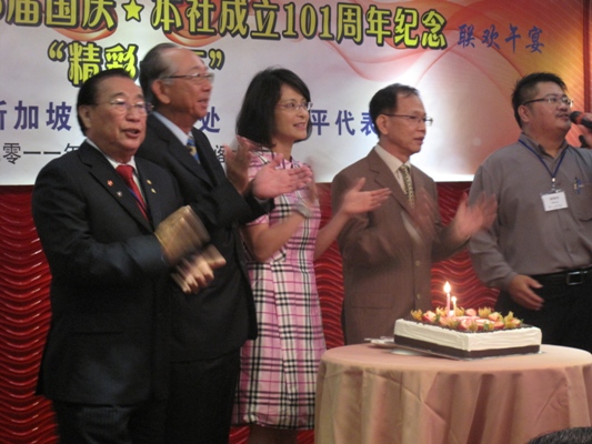 Representative Vanessa Shih and the management committee of the United Chinese Library singing the birthday song to commemorate its 101st anniversary.